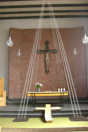 Blick auf den Altar und das Kreuz in St. Johannes