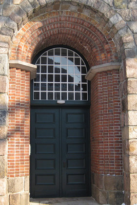 Der Eingang von St. Lorenz Travemünde