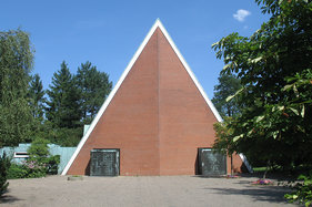Außenansicht der Dreifaltigkeitskirche von der Seite der beiden Eingänge
