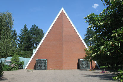 Außenansicht der Dreifaltigkeitskirche von der Seite der beiden Eingänge - Copyright: Ev.-Luth. Kirchenkreis Lübeck-Lauenburg