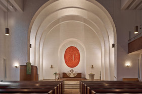 Blick durch die Mittelachse in den Altarraum der Lutherkirche