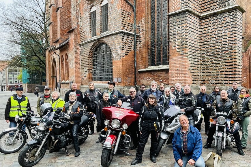 Menschen mit Motorrädern vor einer Kirche - Copyright: Steffi Niemann