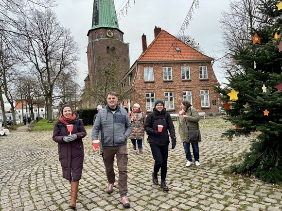 Menschen vor einer Kirche