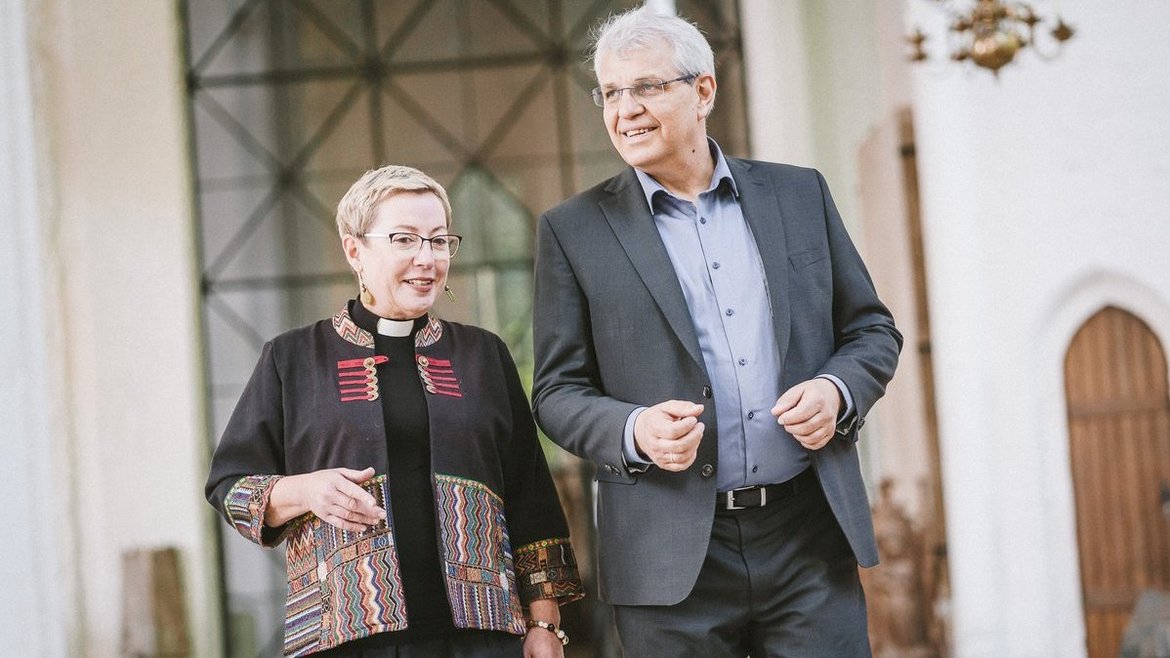 Zwei Personen in einer Kirche