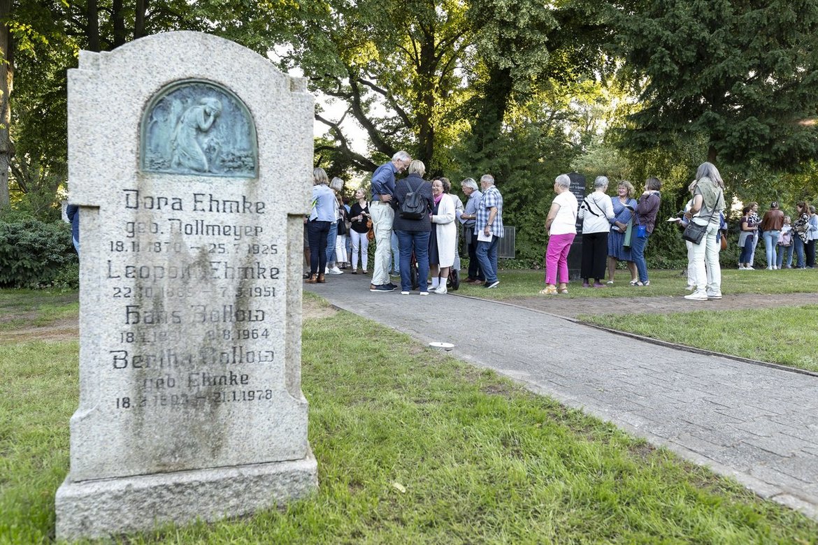 Friedhof mit Besuchern