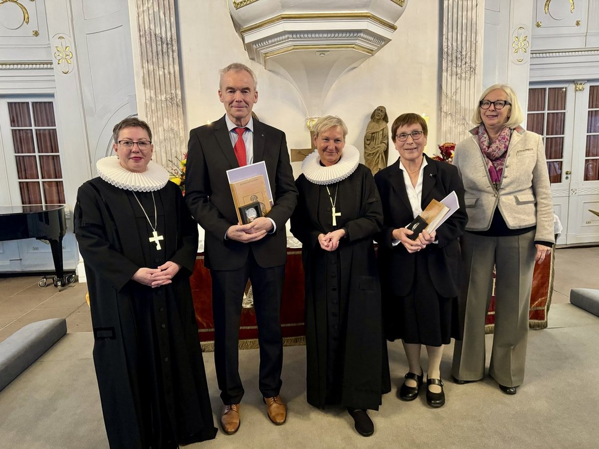 Menschen stehen in einer Kirche