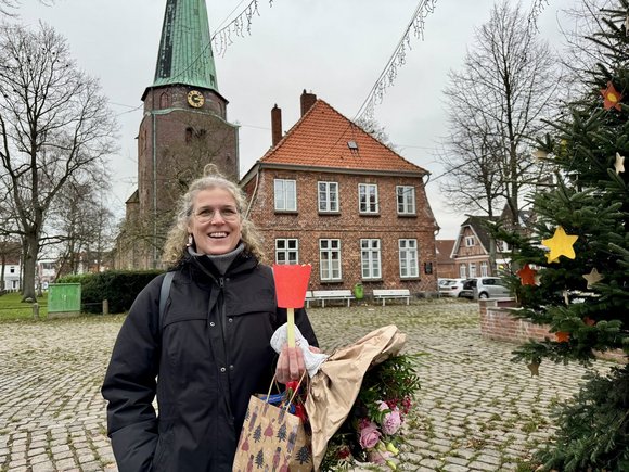 Frau vor einer Kirche