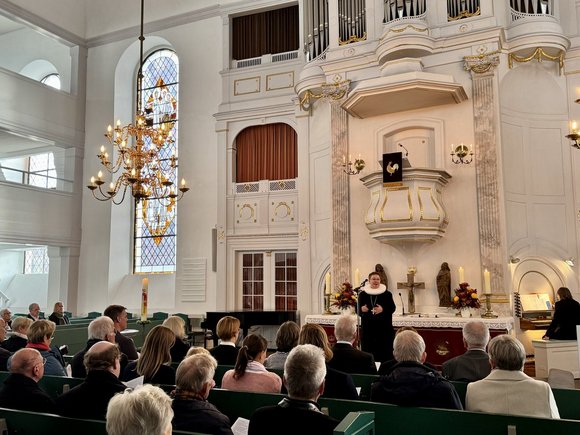 Menschen in einer Kirche 