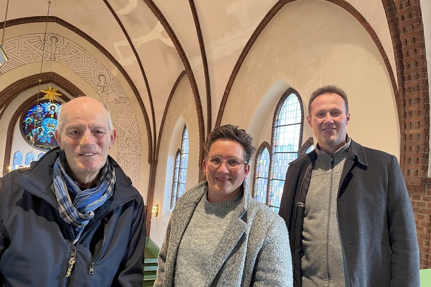 Zwei Männer und eine Frau stehen auf der Empore einer Kirche mit dem Gewölbe im Hintergrund. - Copyright: Annkathrin Bornholdt