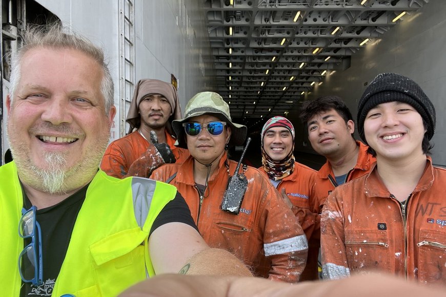 Ein Mann auf einem Schiff mit anderen Personen - Copyright: Seemannsmission Lübeck