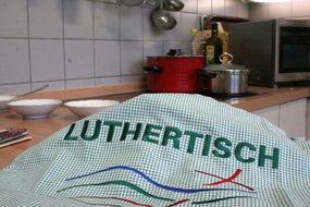 Ein Tuch mit der Aufschrift Luthertisch liegt in einer Küche.