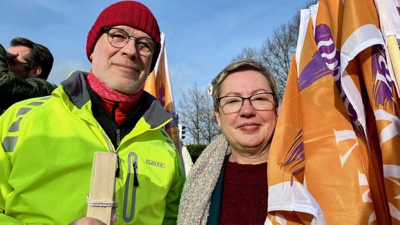 Demo gegen rechts, zwei menschen 