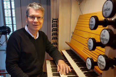 Der Organist Heiner Arden am Spieltisch der Kuhn-Orgel in der Propsteikirche Herz Jesu - Copyright: Mechthild Mäsker