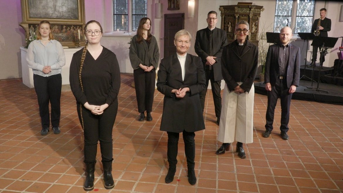 Menschen stehen in einer Kirche