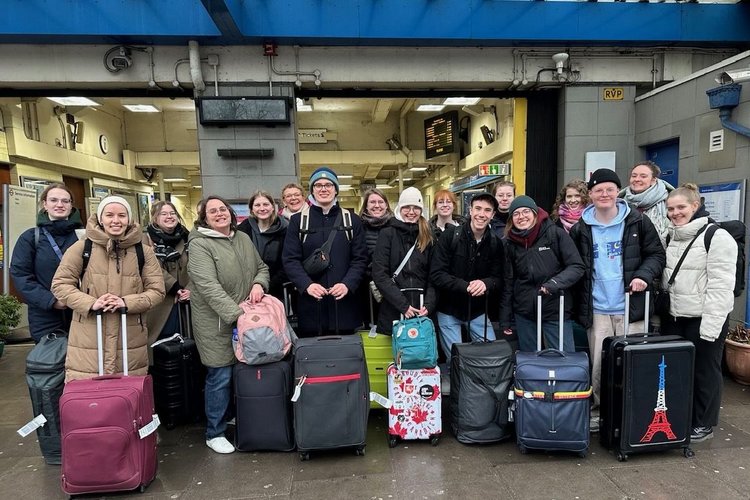 Eine Gruppe junger Menschen steht mit viel Gepäack vor dem Eingang einer U-Bahn-Station. - Copyright: Julia Rasche/ Jonathan Pfeifer