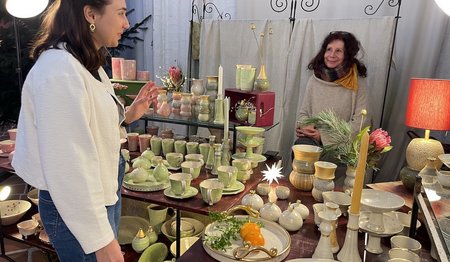 Lilly Schaack in Gespräch mit Silke Nutz vom Keramik Atelier Schleswig.