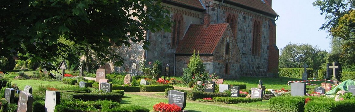 Friedhof vor der Kirche in Behlendorf