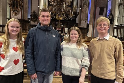 Zwei junge Männer und Frauen stehen in einer Kirche und lächeln in die Kamera. - Copyright: Annkathrin Bornholdt