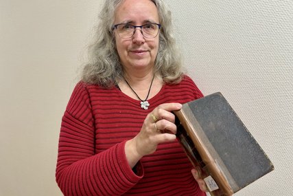 Eine Frau hält eine Bibel in den Händen - Copyright: Bastian Modrow