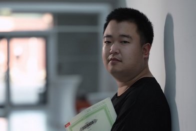 Der Organist Taewoo Kim mit Noten in der Hand - Copyright: Künstler