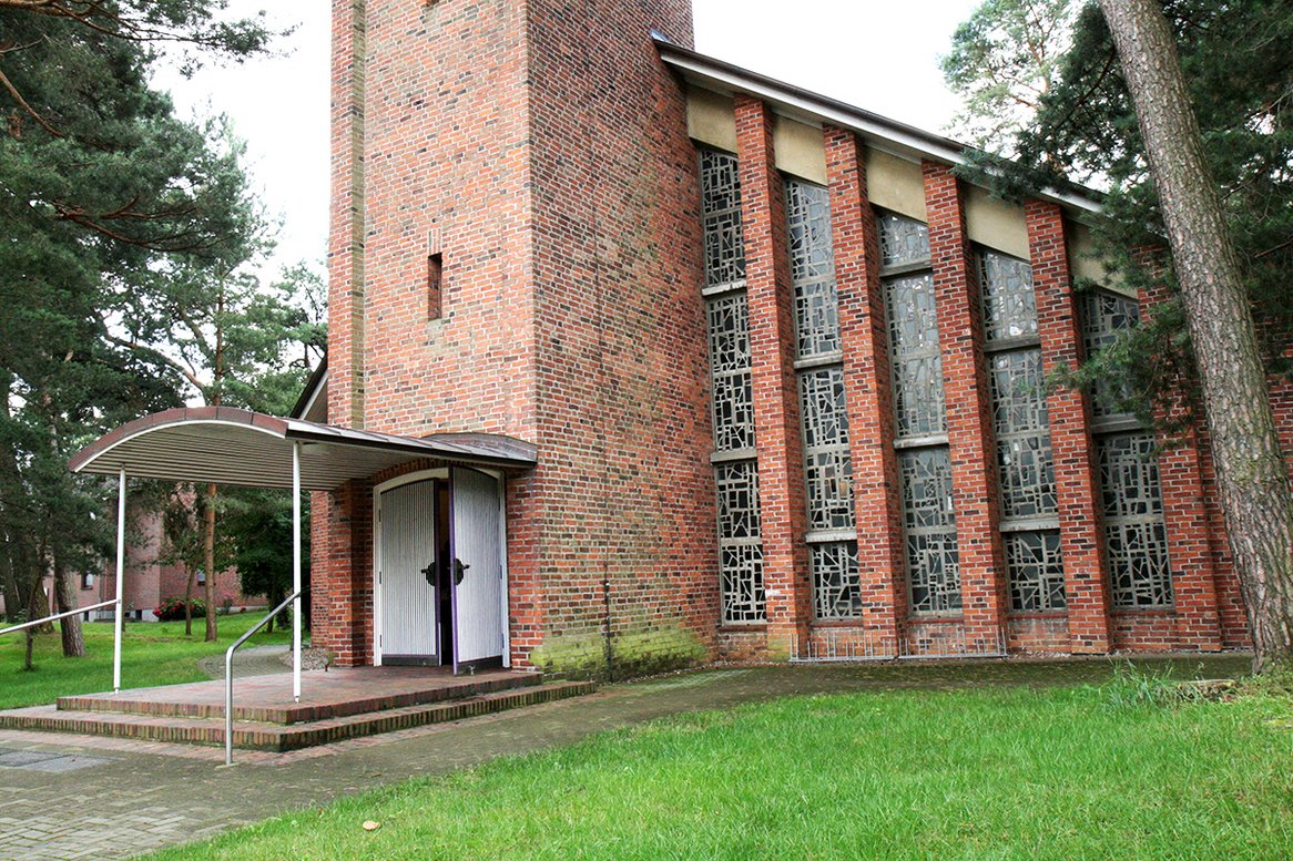 Der Eingang der Christuskirche in Geesthacht-Düneberg