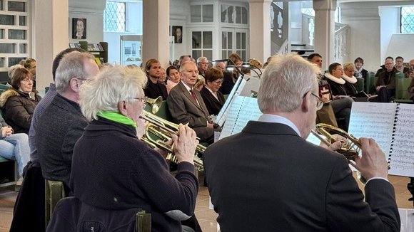 Menschen musizieren in einer Kirche 