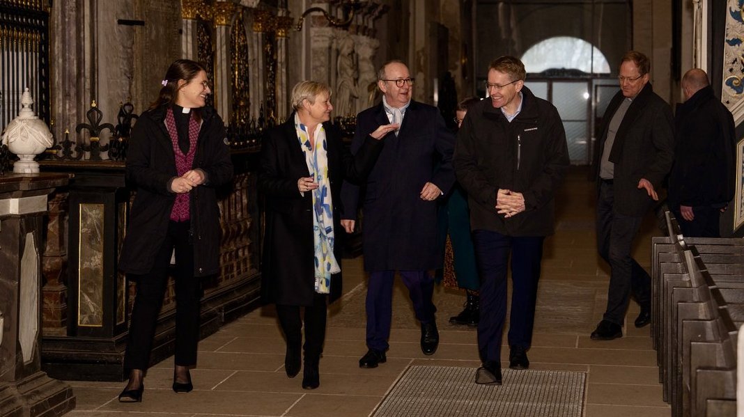 Menschen in einer Kirche im Dialog