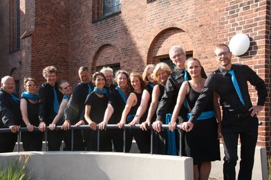 Der Kammerchor vor der St. Gertrud-Kiche am Stadtpark - Copyright: Peter Wolff