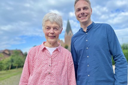 Zwei Menschen stehen vor einer Kirche  - Copyright: Bastian Modrow 