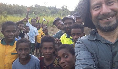Kinder mit Ökumene-Pastor Kai Feller im Zaka Seket, Papua-Neuguinea