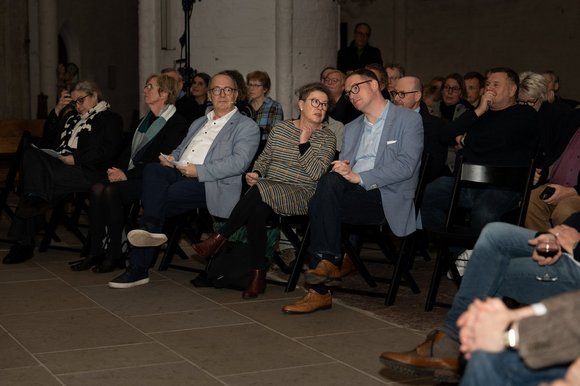 Menschen in einer Kirche