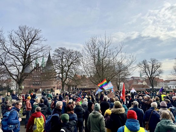 Menschen demonstrieren in Lübeck 