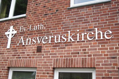 Schriftzug mit dem Namen der Kirche an der Ansveruskirche Ratzeburg