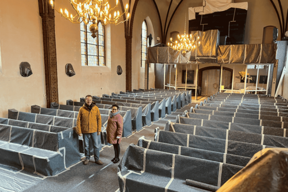 Bis auf die Kronleuchter ist im Innenraum der Kirche alles verhüllt 