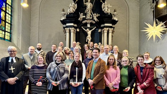 Menschen in einer Kirche