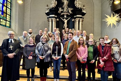 Menschen in einer Kirche - Copyright: Bastian Modrow