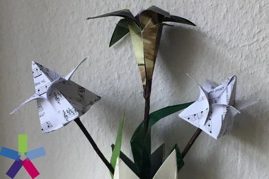 drei aus Papier gefaltete Blüten - Copyright: Roswitha Slemeyer