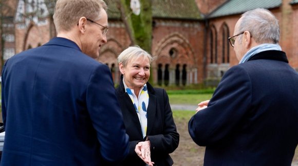 Menschen in einer Kirche im Dialog