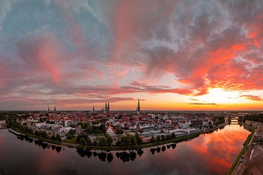 Blick auf die Lübecker Altstadt im Sonnenuntergang - Copyright: Oliver Beck