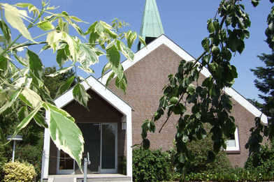 Eingang mit Rollstuhlrampe der Friedhofskapelle St. Petri Ratzeburg - Copyright: Ev.-Luth. Kirchenkreis Lübeck-Lauenburg