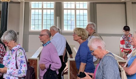 Die ehrenamtlichen Menschen stehen in der Nikolai-Kirche in Moorfleet..