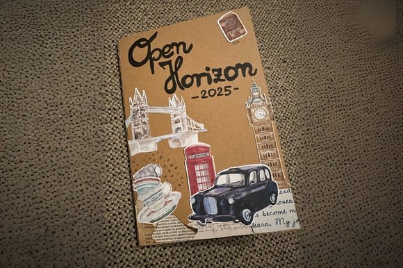 Postkarte mit London-Motiven und der Überschrift "Open Horizon"