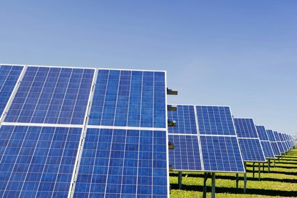 Solarpark vor blauem Himmel - Copyright: Unsplash (Zbynek Burival)