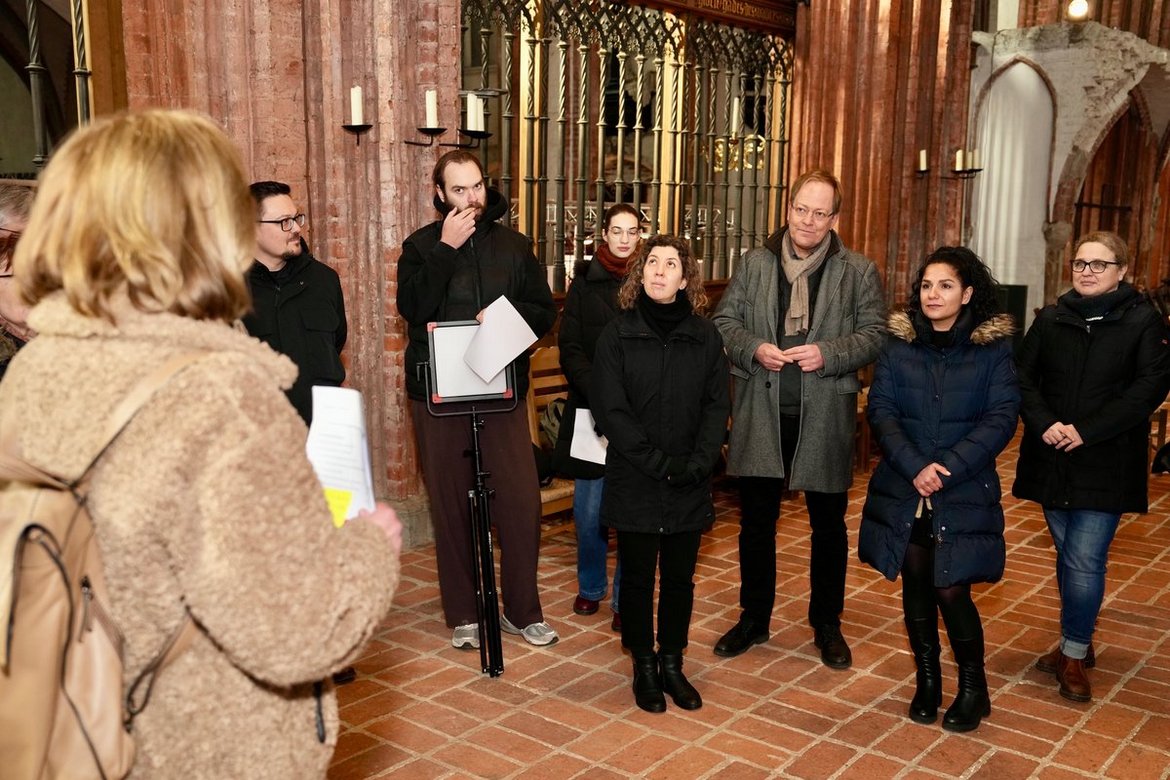 Menschen in einer Kirche 