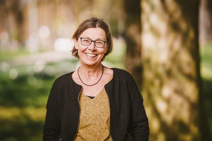 Frau lächelt in einem grünen Park in die Kamera. - Copyright: Guido Kollmeier