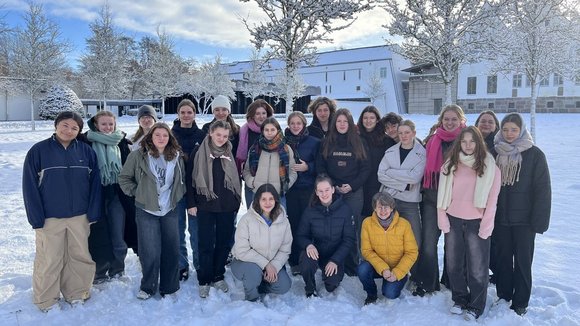 Gruppenfoto einer 10. Klasse im Schnee auf dem Gelände des Klosters Nütschau