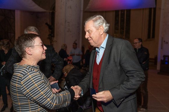 Zwei Menschen in einer Kirche 