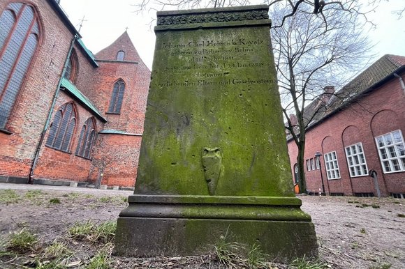 Der Grabstein in Großaufnahme