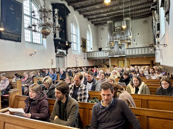 Menschen in einer Kirche