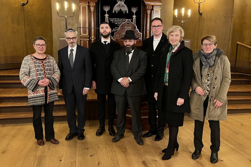 Menschen in einer Synagoge - Copyright: KKLL